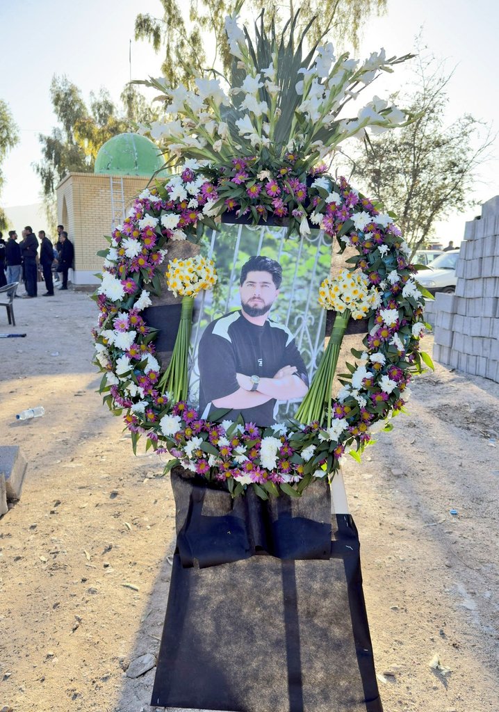 iranianpapppi3's tweet photo. جاویدنام ⁧#مهران_مظفری متولد ۱۳۷۷
در تاریخ ۱۸ دی ۱۴۰۴ در شهرستان #داراب توسط مزدوران جنایتکار ج.اسلامی کشته شد.
به خانواده مهران گفتن برای تحویل پیکرش باید علت مرگ را تشنج اعلام کنید اما خانواده‌ش شجاعانه زیر بار این تهدید نرفتن
در آخر برای تحویل پیکر مهران از خانواده‌ش ۸۰۰میلیون تومن پول دریافت کردن
مراسم خاکسپاری این جان‌فدای وطن با تهدید ماموران رژیم ساعت ۵ صبح در روستای بهروزآباد با حضور تعداد اندکی از اعضای خانواده‌ش برگزار شد
