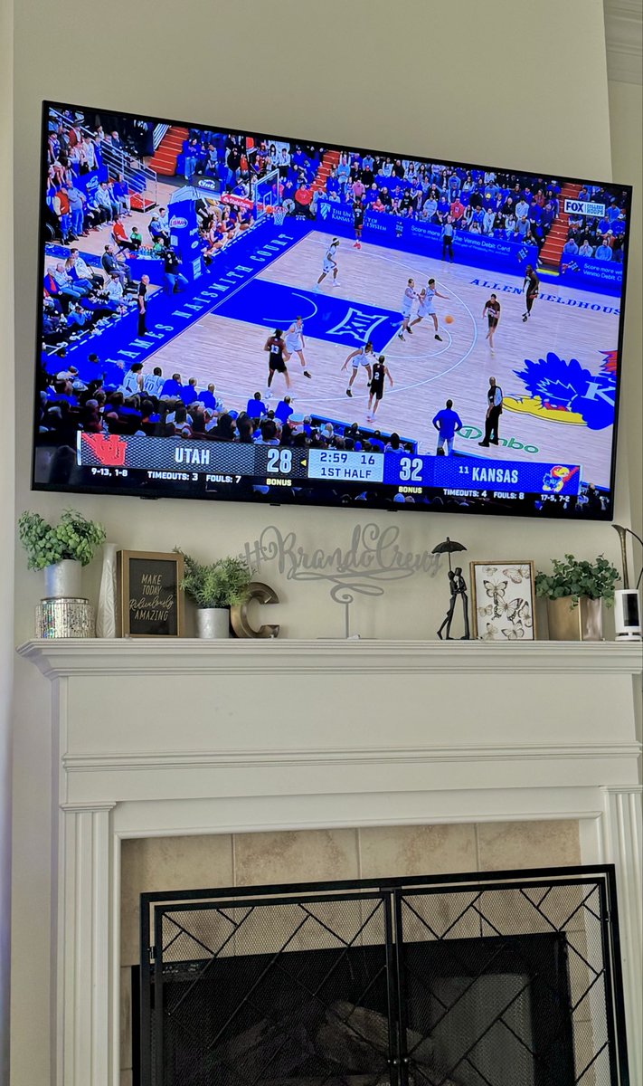 TiffanyBrando's tweet photo. Well, @TimBrando &amp; Donny Marshall are calling a great game right now on @CBBonFOX 🏀🎤📺 #prouddaughter #teambrando https://t.co/kZNzlbobUu