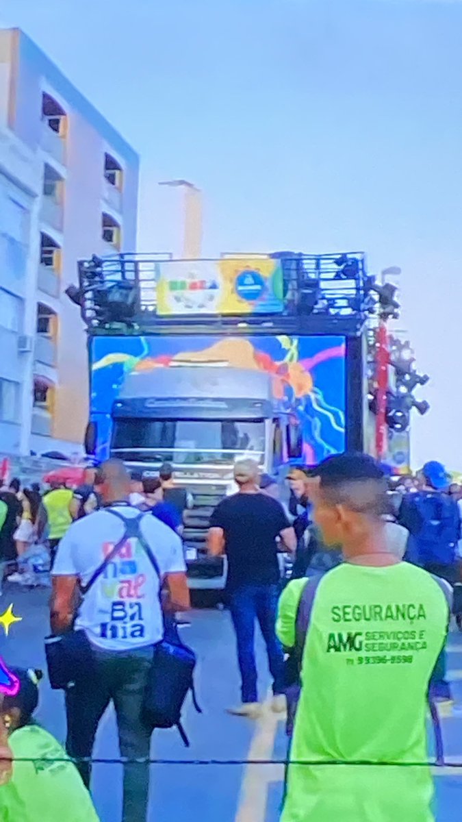 tinhois_'s tweet photo. Já começou caótico, a varanda quase vira com todo mundo lá em cima! Já é carnaval cidade. https://t.co/JZhXlZNBj6