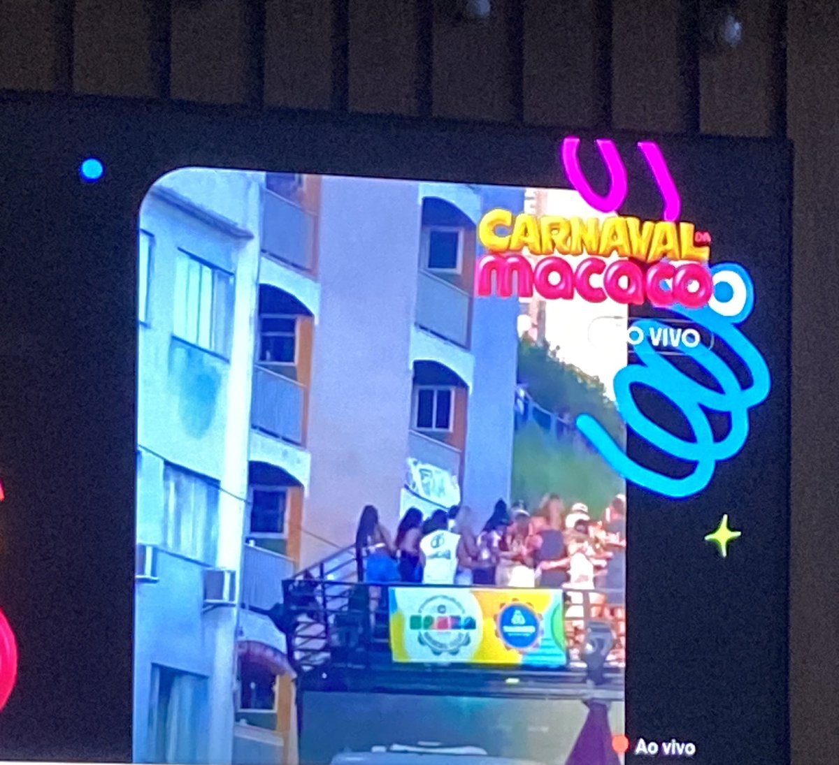 tinhois_'s tweet photo. Já começou caótico, a varanda quase vira com todo mundo lá em cima! Já é carnaval cidade. https://t.co/JZhXlZNBj6
