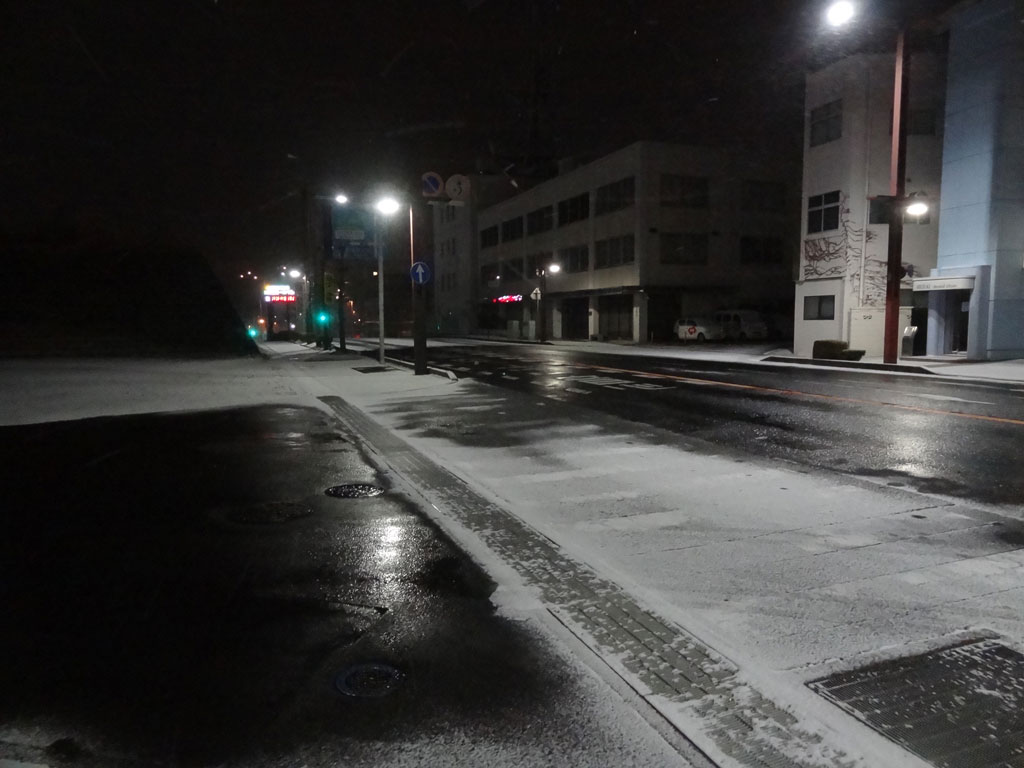 【2026年02月08日05時の市役所周辺の様子】日立市役所は、雪で、気温はマイナス2.6℃です。芝生の上で１センチの積雪。歩道はうっすらと積雪、国道６号線や車道は黒い部分が見えますが、一部でうっすらと積雪しているところがあります。気温が低いため、凍結に御注意ください。#日立市天気