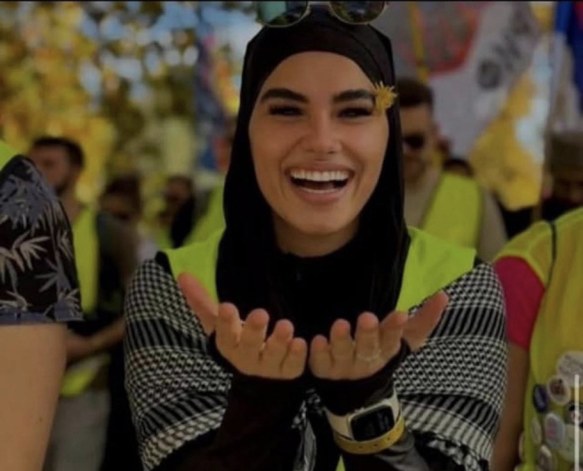 Na svaku provokaciju!
Na svaku izgovorenu ružnu reč!
Na svaku psovku!
Na svaki udarac!
Na svaki pokušaj poniženja!

Samo ovako lutke moje, OSMEH!

Tamnu stranu i sektu to najviše boli!
Na svaku provokaciju uzvratimo samo OSMEHOM!

Znaju da im je kraj blizu ! 😉