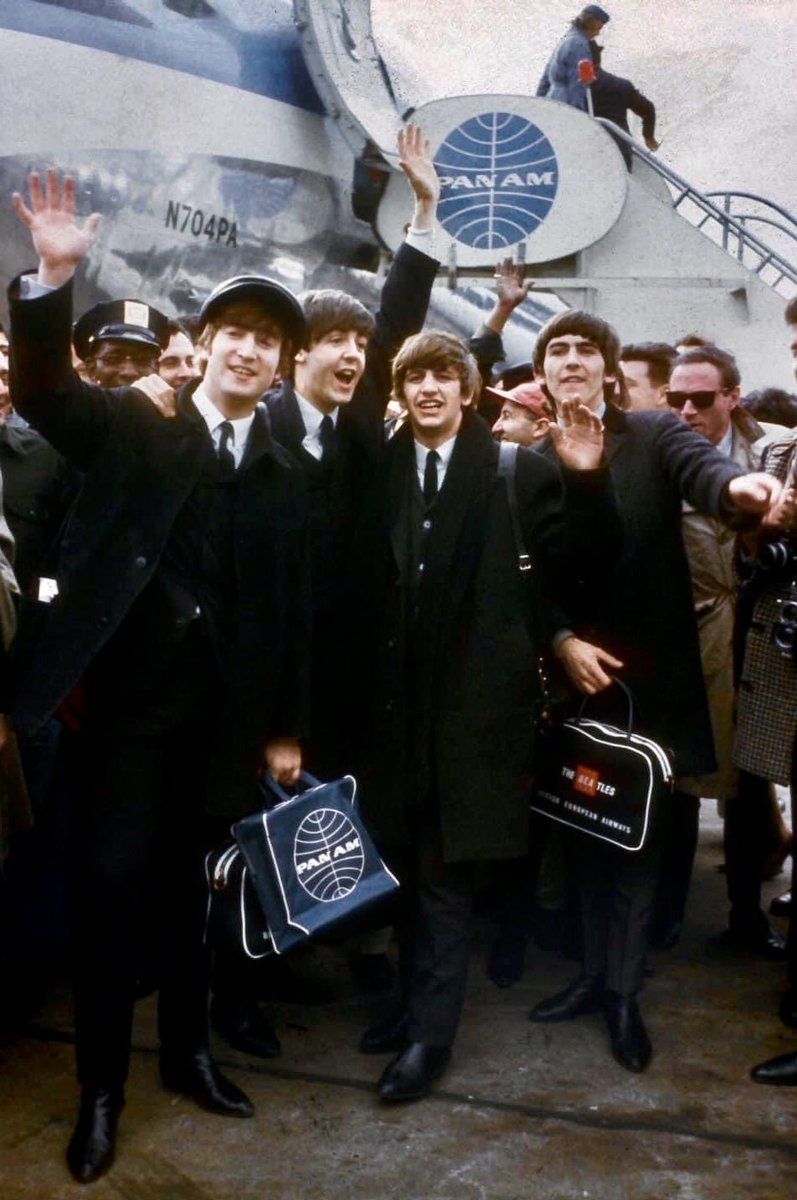 El 7 de febrero de 1964 #TheBeatles desemban en EEUU por primera vez e inician una conquista cultural, bautizada como: "Invasión Británica".
"El piloto llamó y dijo: 'Dígale a los muchachos que hay una gran multitud esperándolos'. Pensamos, Wow, Dios! realmente lo hemos logrado".