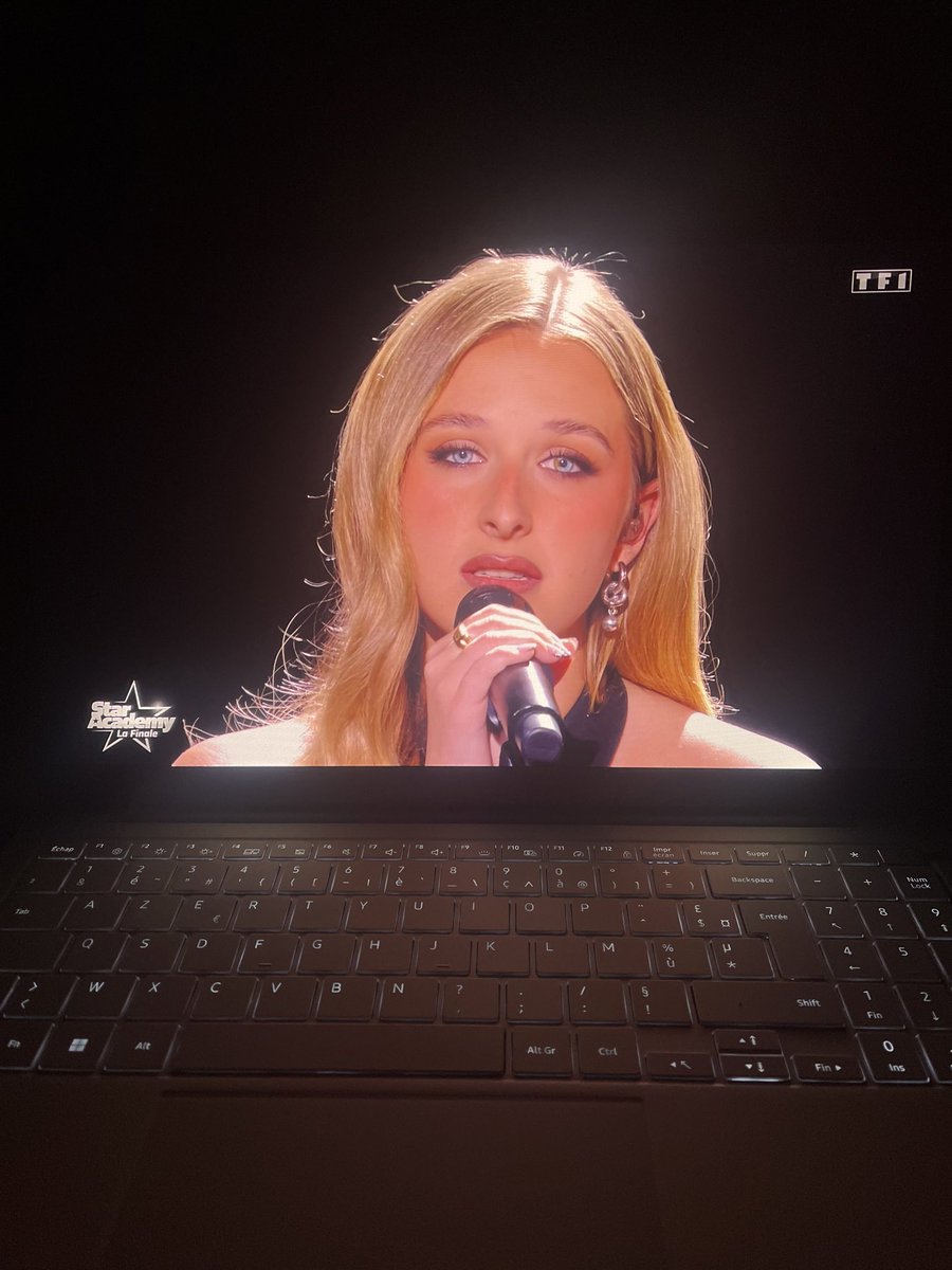Batiste667788's tweet photo. LA BEAUTÉ D’HELENA 
CES YEUX WOW  #StarAcademy https://t.co/Euhetwu9lr