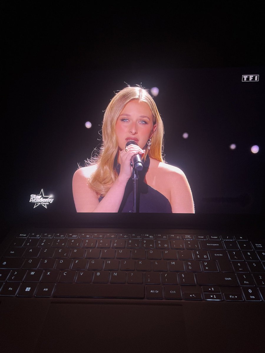 Batiste667788's tweet photo. LA BEAUTÉ D’HELENA 
CES YEUX WOW  #StarAcademy https://t.co/Euhetwu9lr