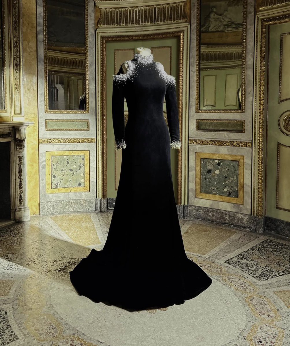 Immagina criticare un Armani Privè e chiamarlo “quel vellutino” dall’alto del non essere cinzia.