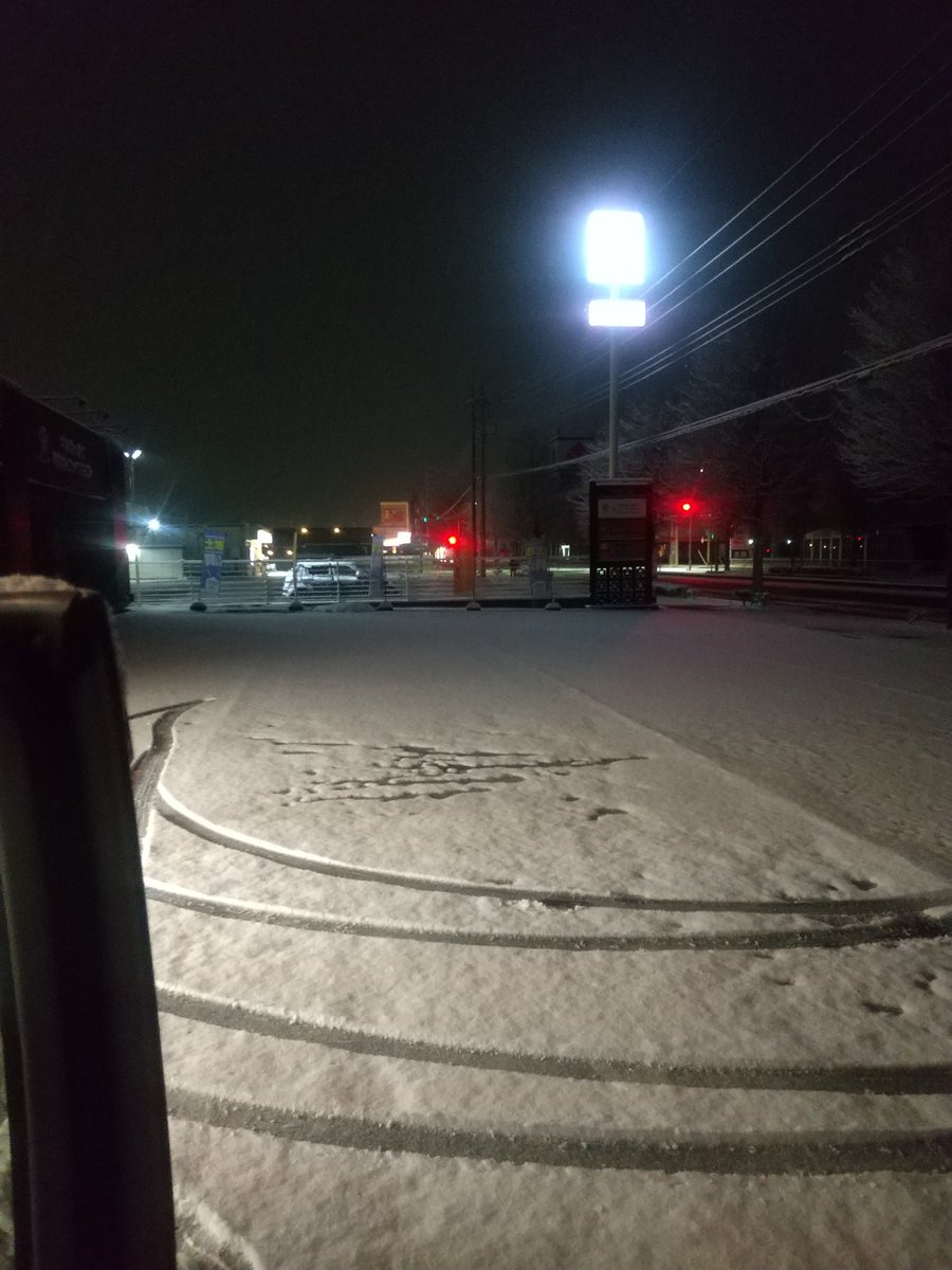 58kg3's tweet photo. おはよう(*^o^*)
グンマー南部
雪❄降る朝です
気温が低いので
車に積もった雪も凍ってますね
スノーブラシで雪落としして
コインランドリーへGO
住宅街の道は真っ白
幹線道路にも積雪があるので
運転は慎重に
くれぐれもノーマルタイヤでの運転はご遠慮ください🙇‍♂️ https://t.co/XrXDncp4vP