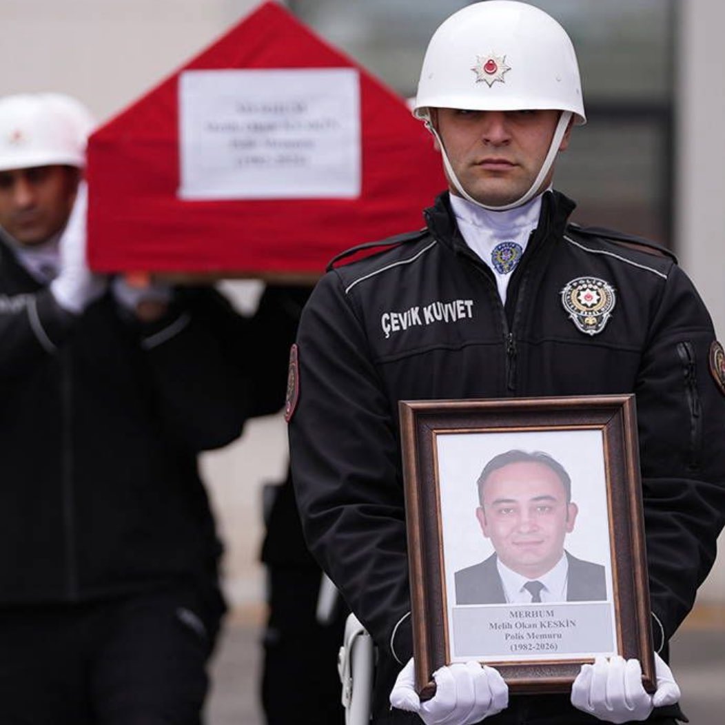 Ankara'da Polis Memuru Melih Okan Keskin’e TüvTürk çalışanları tarafından önce araçla çarpılmış  daha sonra darp edilerek ölümüne sebep olunmuştur. 
Merhum Melih Okan Keskin’e yüce Allahtan rahmet geride bıraktığı eşi, çocukları ve tüm yakınlarına başsağlığı ve sabırlar dilerim.