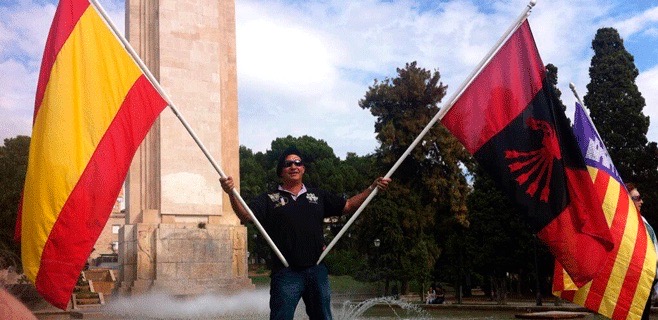 abennassar's tweet photo. Avui es compleixen 89 anys de la "Desbandá". 120.000 civils escaparen de Màlaga en direcció a Almeria fugint de la repressió feixista entre els dies 6 i 8 de febrer de 1937. La carretera entre Màlaga i Almeria (l'actual N-340A ), per la qual fugia la població civil de les tropes mercenàries mores dels sediciosos, fou bombardejada durant tres dies pels creuers "Baleares", "Canarias" i "Almirante Cervera", tots ells sota comandament feixista. El nombre de morts civils, segons els historiadors, oscil·la entre 3.000 i 5.000 persones, la majoria dones i nins. El creuer "Baleares", trist protagonista d'aquella matança, té un monument aixecat pels feixistes a la plaça de Sa Feixina, ben al centre de la ciutat de Palma. Protegit institucionalment, i convertit en un símbol per l'extrema dreta mallorquina, el monument feixista és el lloc hi sol celebrar els seus actes polítics habitualment l'extrema dreta mallorquina. Vergonya cavallers tot plegat, vergonya...