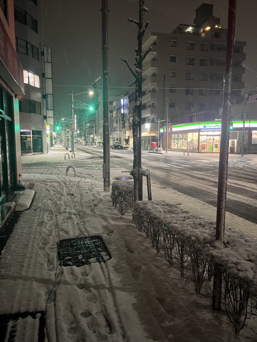 本日、雪が積もっております。
足元にお気をつけて、
11時〜