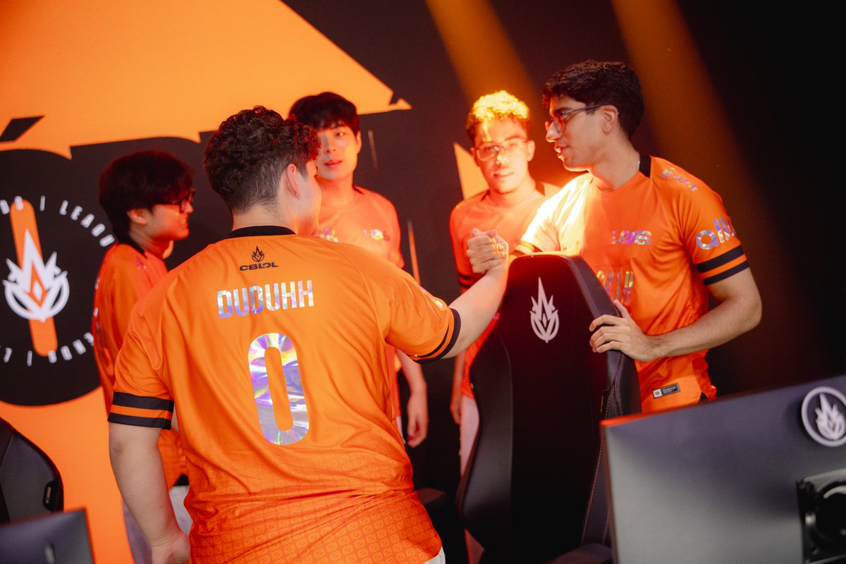 losgrandesgg's tweet photo. É DIA DE GUERRA, É DIA DE #GOLOS 🧡 https://t.co/TIw7KDxDDZ