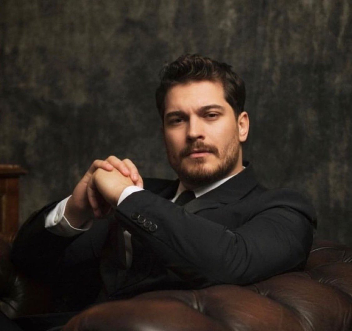 efelizko's tweet photo. Düşman Olup Eski dizinle rakip olman dileğiyle....🖤
#BurakÖzçivit #CagatayUIusoy #esrefrüya https://t.co/R0ueojNUyW