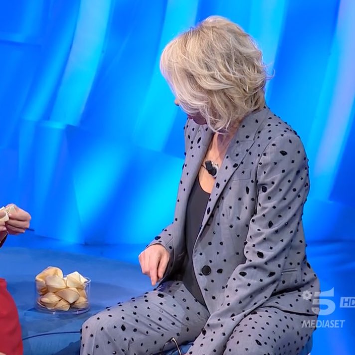 ma in che senso Queen Mary non conosce i biscotti della fortuna e chiede se si mangiano dopo averli aperti??? ☠️☠️☠️
LA AMO ✈️ #CePostaPerTe