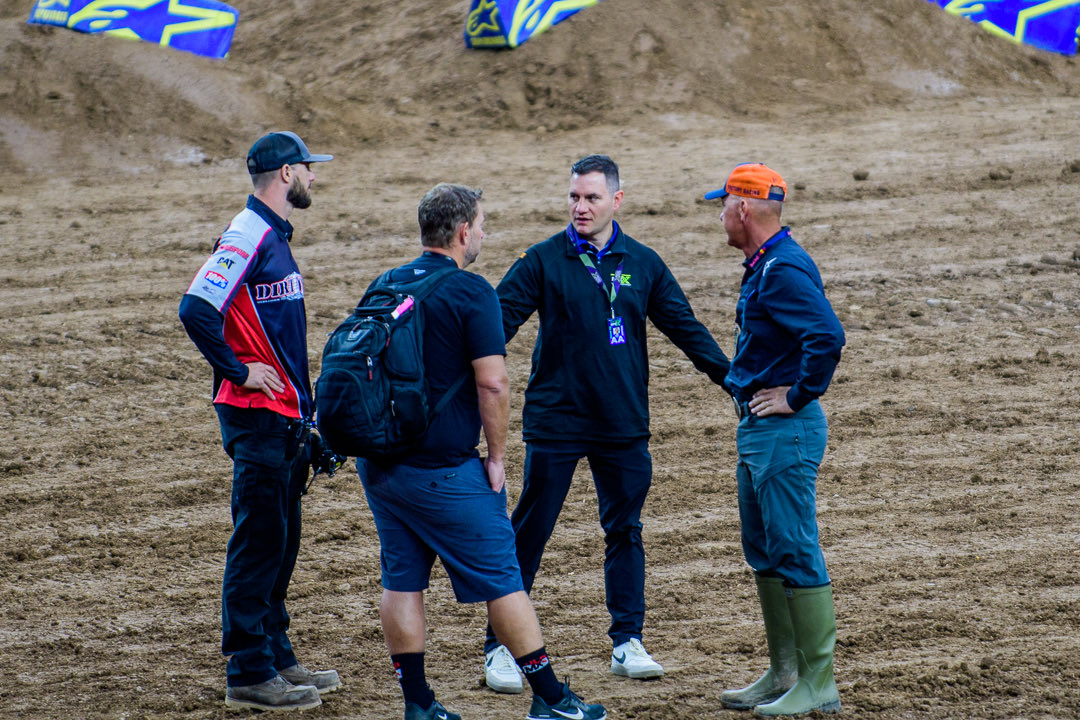 Vancers10's tweet photo. @pulpmx I was wondering why you guys were out there (almost) delaying the start of qualifying. https://t.co/ipmEPJD5QW