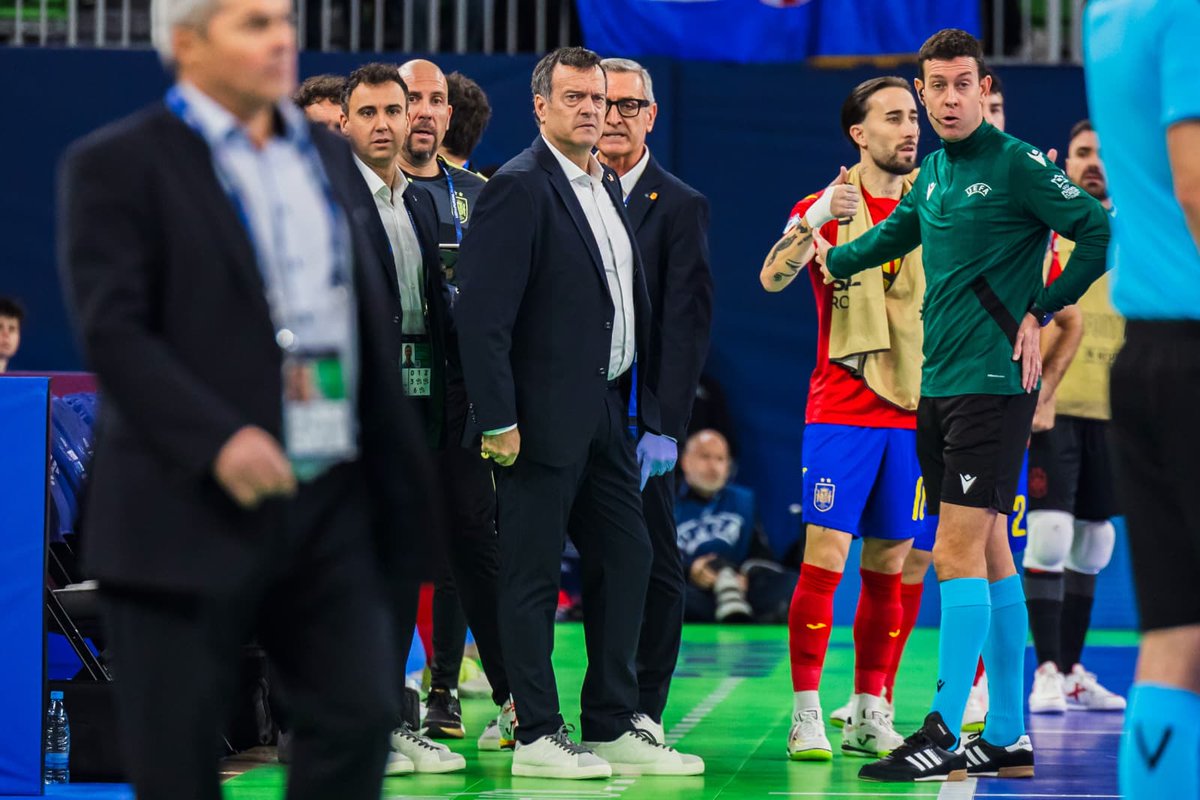 Jesús Velasco: llegar y besar el santo. Se intuía que su liderazgo era un soplo de aire fresco muy necesario en la selección. Todo muy bonito sobre el papel. Debía demostrarlo. Lo ha hecho con creces y quilates. Allá donde fue, triunfó. Uno de los mejores entrenadores de siempre.