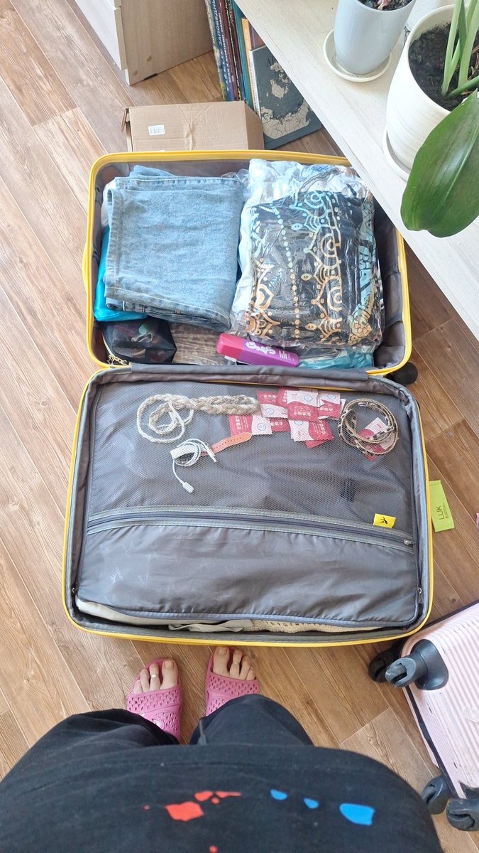 self_advisor's tweet image. 26 кг
Говорят плати 13к иди выкладывай 3 кг.
Снимаю, сортирую, кладу - 23 кг.

Понимаю что в ручную кладь засунула баллон &amp;gt;100мл.
Переупаковываю.

Кладу на ленту - расходится молния Матерюсь, чиню на месте за 35 сек

23, без перевеса. На посадку тоже успела.
Всем пака на 5 часов