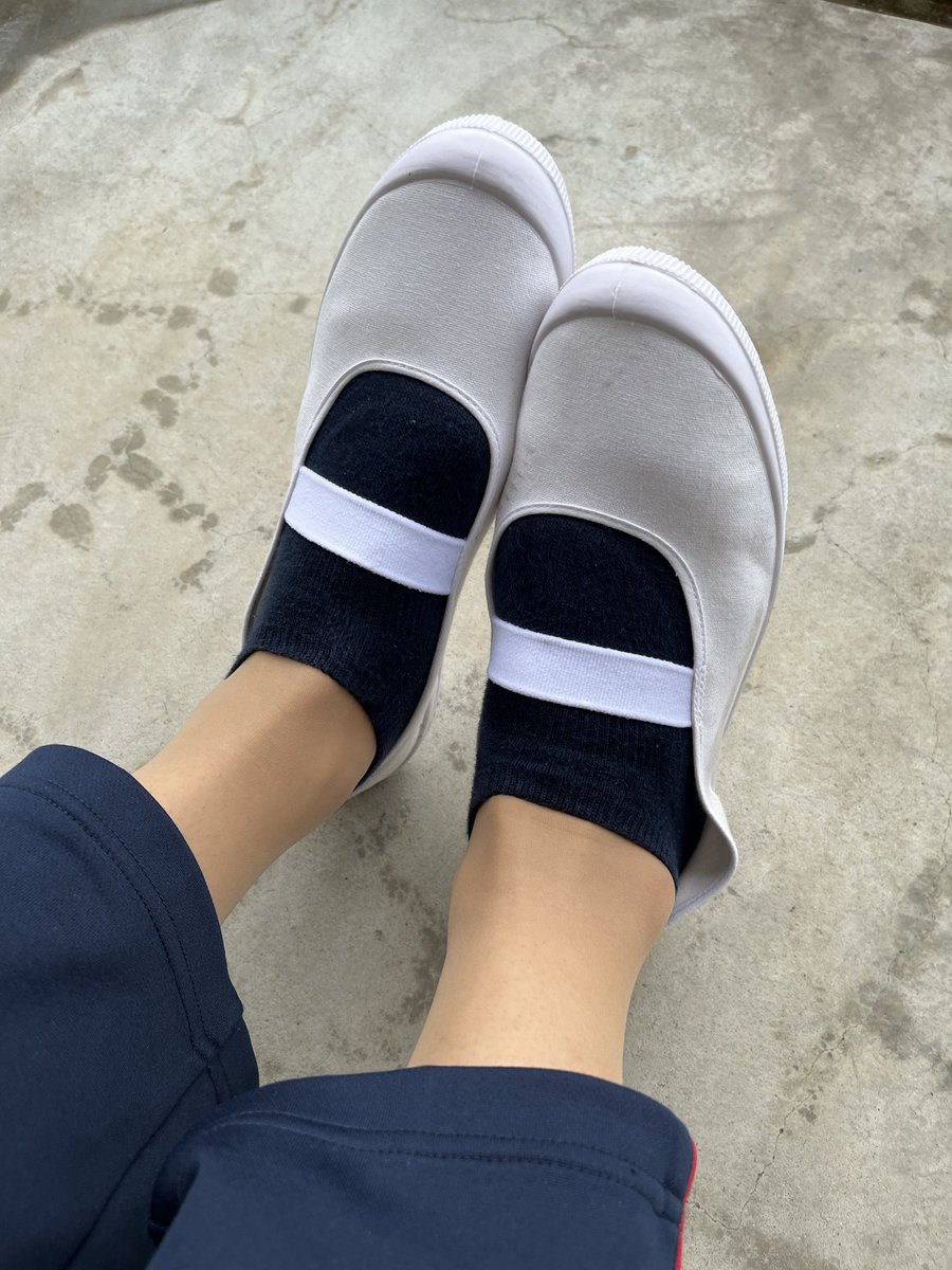 tsbswing's tweet photo. Track pants and canvas indoor shoes.
#上履き https://t.co/ZMV0ObZIlv
