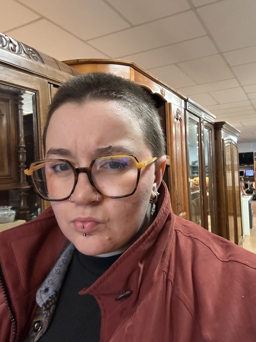 lesbiemmmm's tweet image. J’avais cette dégaine et un mec m’a draguée…. zero lesbienne à l’horizon… la vie à la campagne c’est #difficile