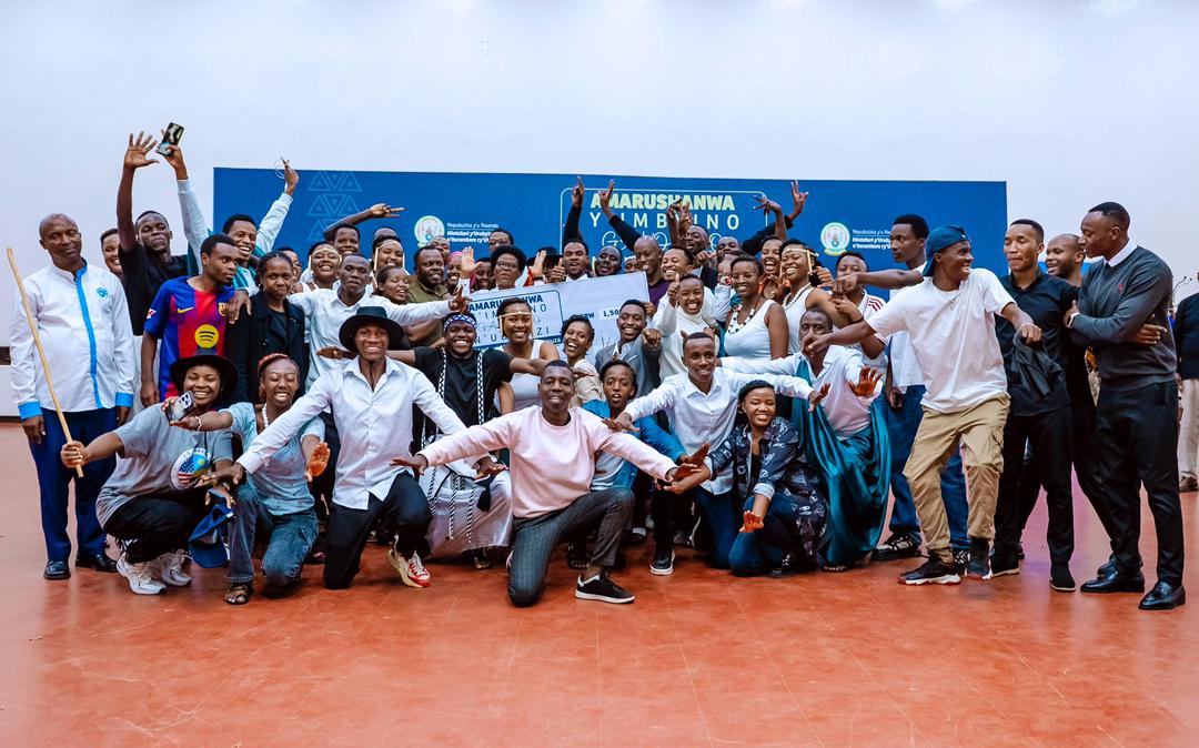 rbarwanda's tweet photo. 📷AMAFOTO 📷

Itorero Indangamuco rya UR-Huye, ryegukanye umwanya wa Mbere mu marushanwa y’Imbyino Gakondo n’Ubusizi mu Ntara y’Amajyepfo, rihembwa miliyoni 1.5 Frw.
 
Ni mu gihe Itorero Inganji z’Umuco ryo muri ICK ryegukanye umwanya wa Kabiri.

Umusizi Iradukunda Oscar w'Itorero Indangamuco rya UR-Huye yahize abandi basizi mu Ntara y’Amajyepfo yegukana ahembwa miliyoni 1 Frw. 

Muri iki cyiciro, uwabaye uwa kabiri ni Umusizi Uwurukundo Ange wo muri Kaminuza ya Gitwe. #RBAShowbiz