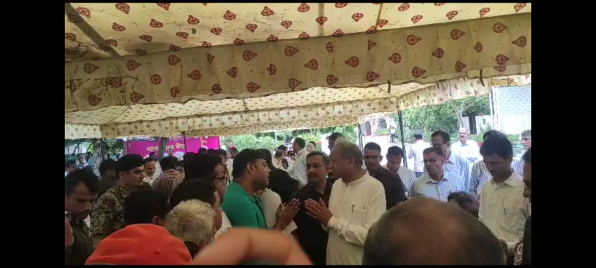 ASHISHJAIPUR01's tweet photo. @Bhajanlalofc @BhajanlalBjp
CM sahab हम #BCI वाले भी गए थे इनसे मिलने इसने within 5 Sec अनुदेशक भर्ती का नाम सुनते ही फाइल पटक के हमें जाने को बोल दिया समस्या तक नहीं सुनी थी 
#नाथी_का_बाड़ा 
ईश्वर इसको जरूर इसके कर्मों का दंड देगा
#जयगिरिराजमहाराज
#BCI_मांगे_न्याय https://t.co/UdZm4VAf2v