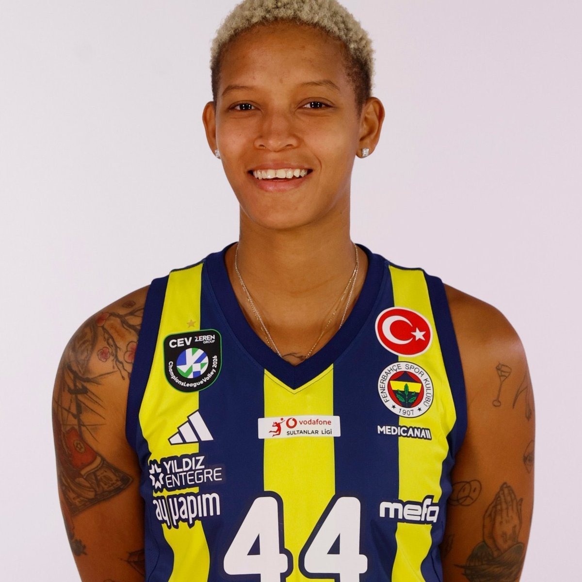 isawyourcar's tweet photo. ⚡️ Vargas 2160'a Kadar Fenerbahçe'de

🔵 Fenerbahçe, yıldız pasör çaprazından uzun yıllar faydalanmak adına stratejik ve çok değerli bir hamle yaparak Vargas ile ömürlük sözleşme imzaladı

✍️ Türk çapraz, 2160 yılına kadar Fenerbahçe forması giyecek

🗞️ ŞEV Sports https://t.co/ucSoNpOHV7