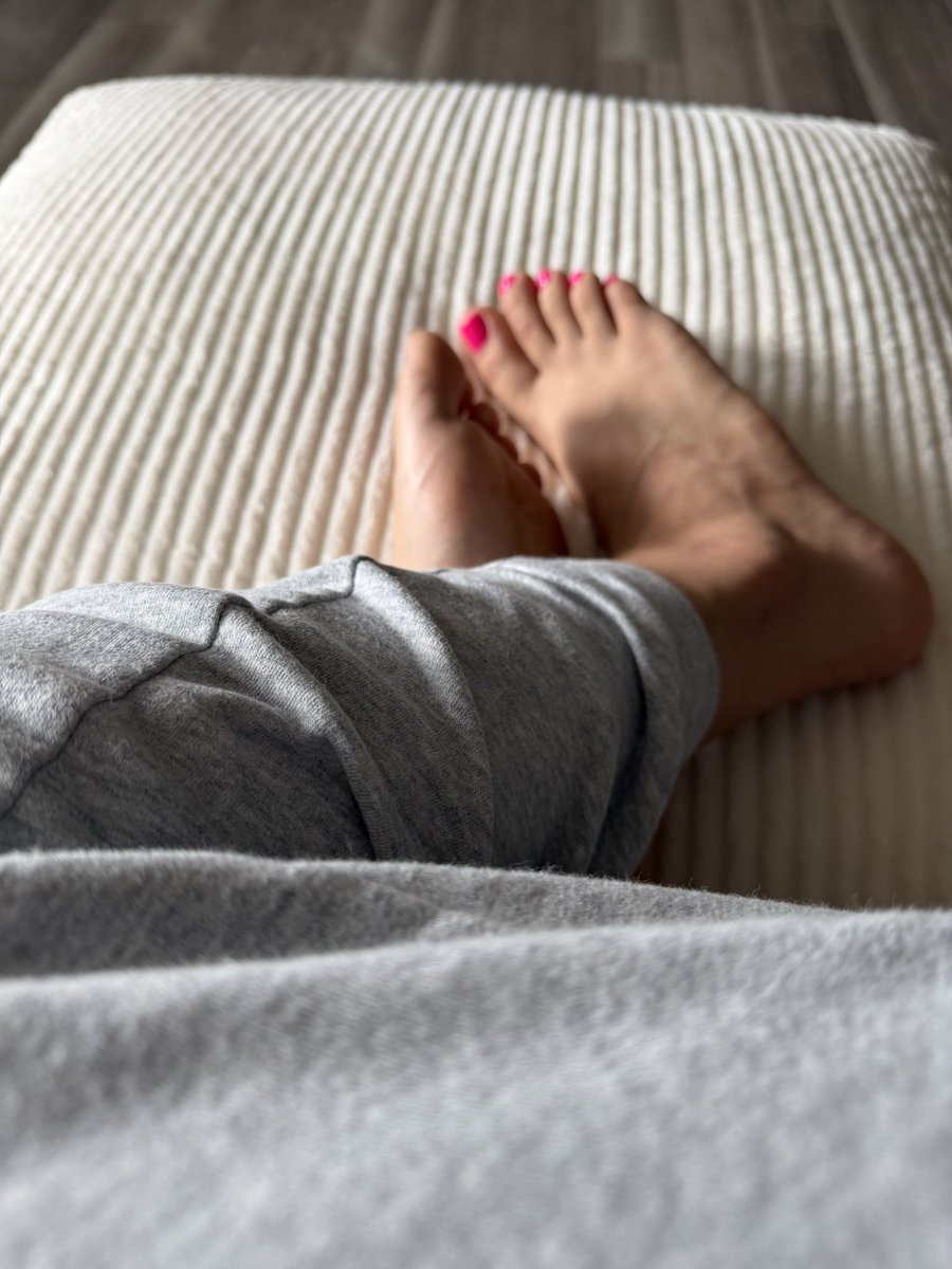 princessryl_'s tweet photo. Your favorite view 

footaddict solelover toeaddict findom https://t.co/L3fWNpCMh1