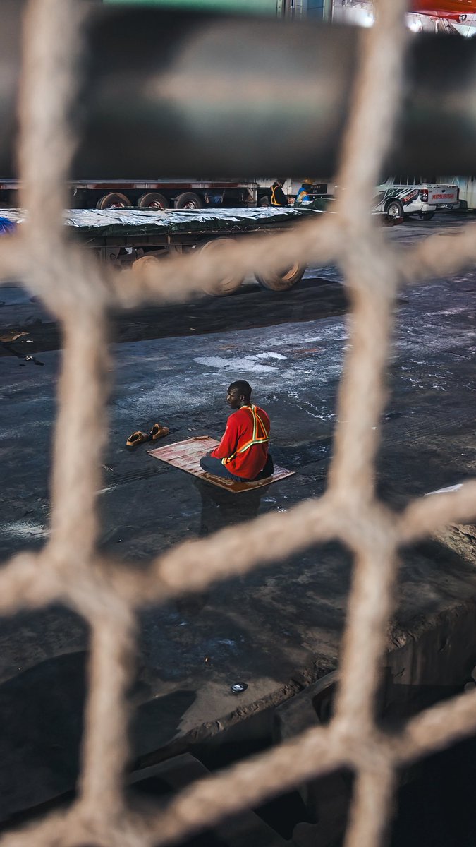 Un port, des visages, un bateau où je vis le temps d’une mission.
Dans quelques jours, on glisse vers d’autres horizons, toujours en images. 📸
#streetphotography