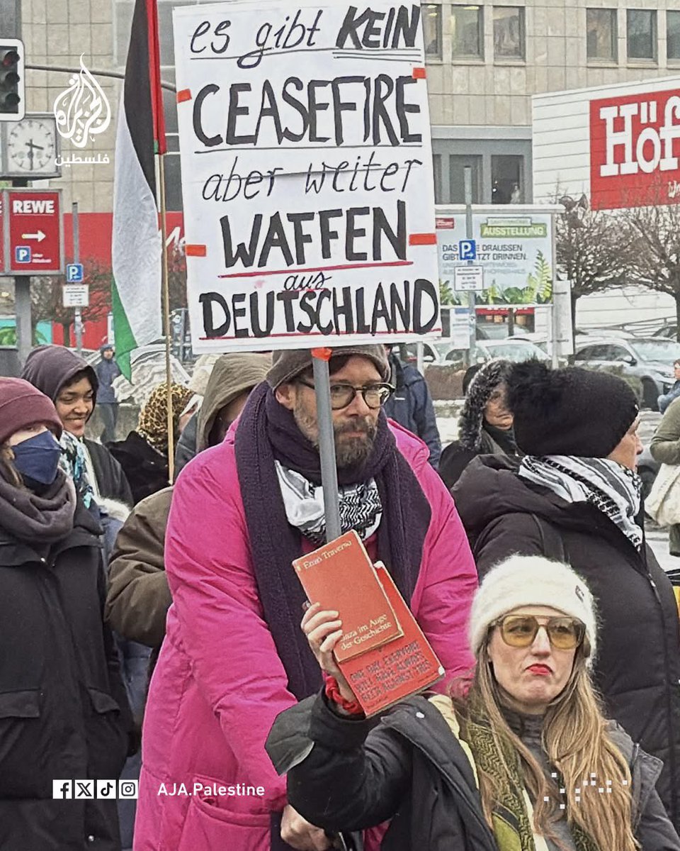 SANEDPAlestine's tweet photo. A march in the German capital, Berlin, in solidarity with Palestinian prisoners and condemning the crimes of the Israeli occupation in Gaza.
#freepalhostages 
#stop_the_genocide_in_gaza 
#sanedpalestine 
#globalcoalitionagainstoccupation https://t.co/QRfwkyohok