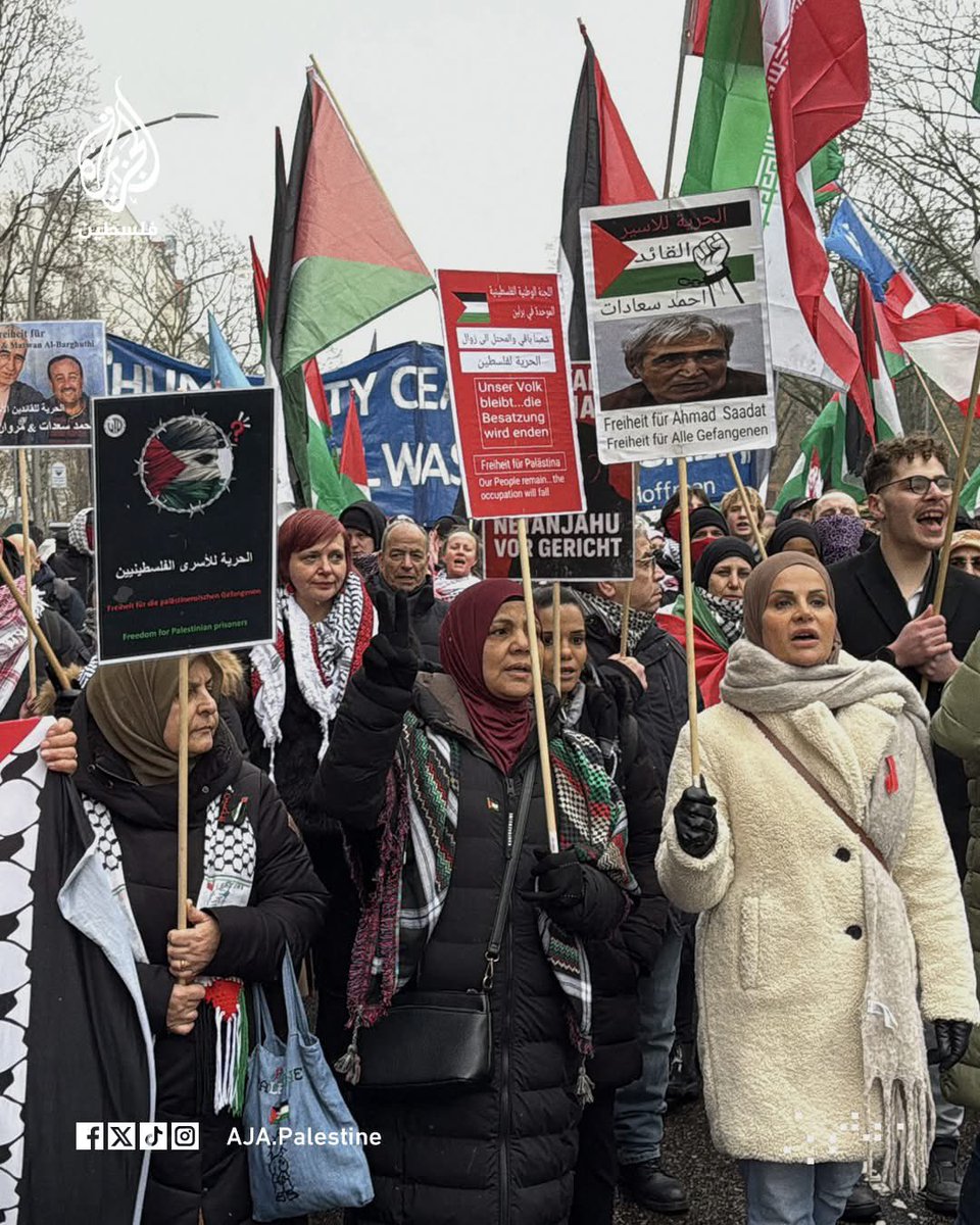 SANEDPAlestine's tweet photo. A march in the German capital, Berlin, in solidarity with Palestinian prisoners and condemning the crimes of the Israeli occupation in Gaza.
#freepalhostages 
#stop_the_genocide_in_gaza 
#sanedpalestine 
#globalcoalitionagainstoccupation https://t.co/QRfwkyohok