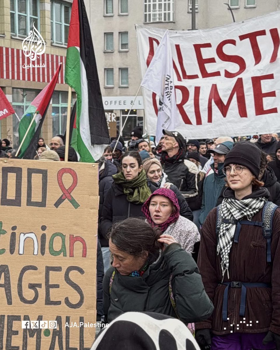 SANEDPAlestine's tweet photo. A march in the German capital, Berlin, in solidarity with Palestinian prisoners and condemning the crimes of the Israeli occupation in Gaza.
#freepalhostages 
#stop_the_genocide_in_gaza 
#sanedpalestine 
#globalcoalitionagainstoccupation https://t.co/QRfwkyohok