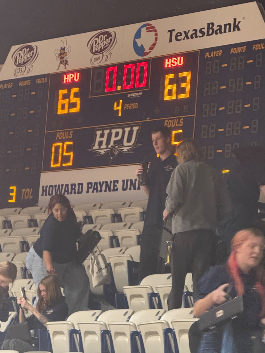 Buzzer Beater! Big W! @HPUWBasketball 

#StingEm