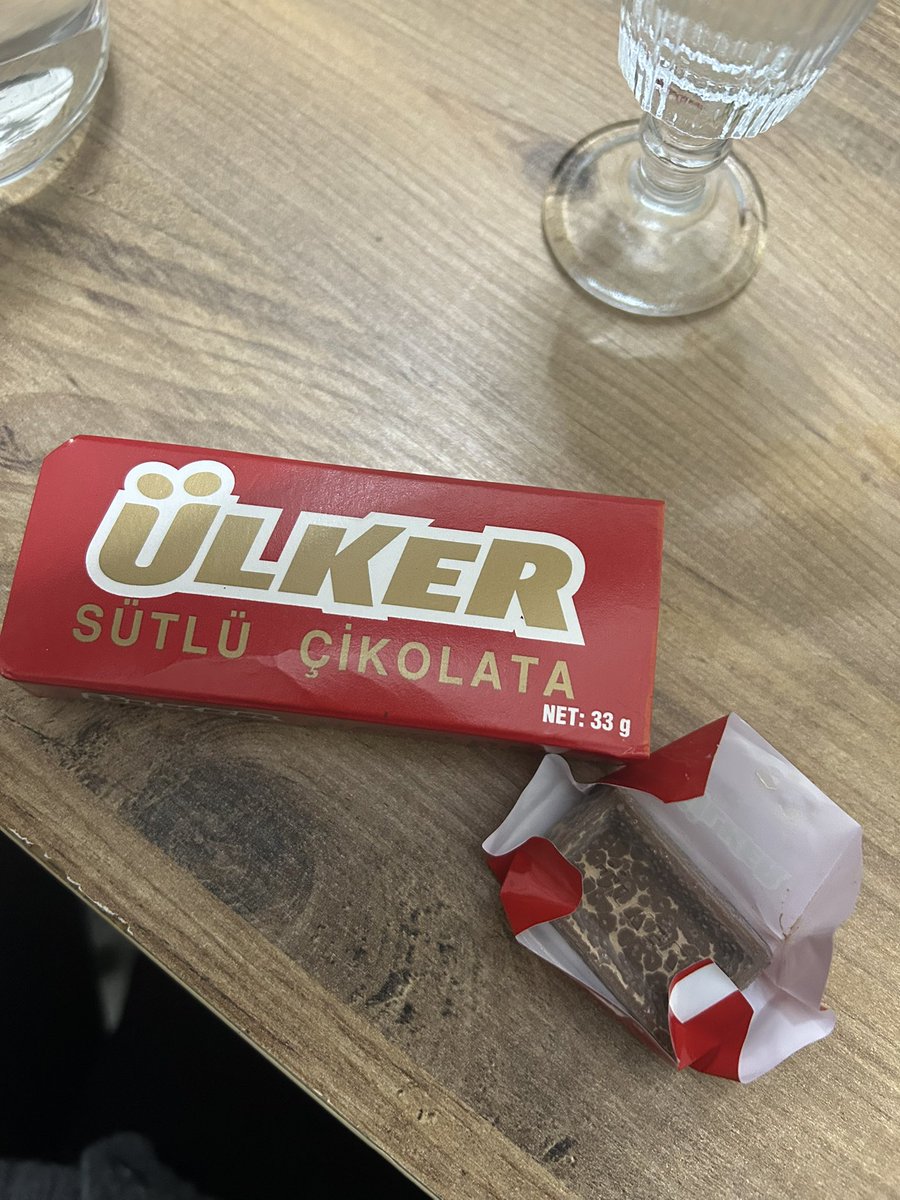 fatmatomar1's tweet photo. #ülker gibi köklü bir markadan alınan çikolata bu şekilde ve çocuğumuza alıyoruz bunu. İnsan sağlığı açısından tüketici olarak gerekli denetim ve çalışmaları daha sıkı takip etmenizi öneririm. 
@Ulker https://t.co/PhJEapQDXE