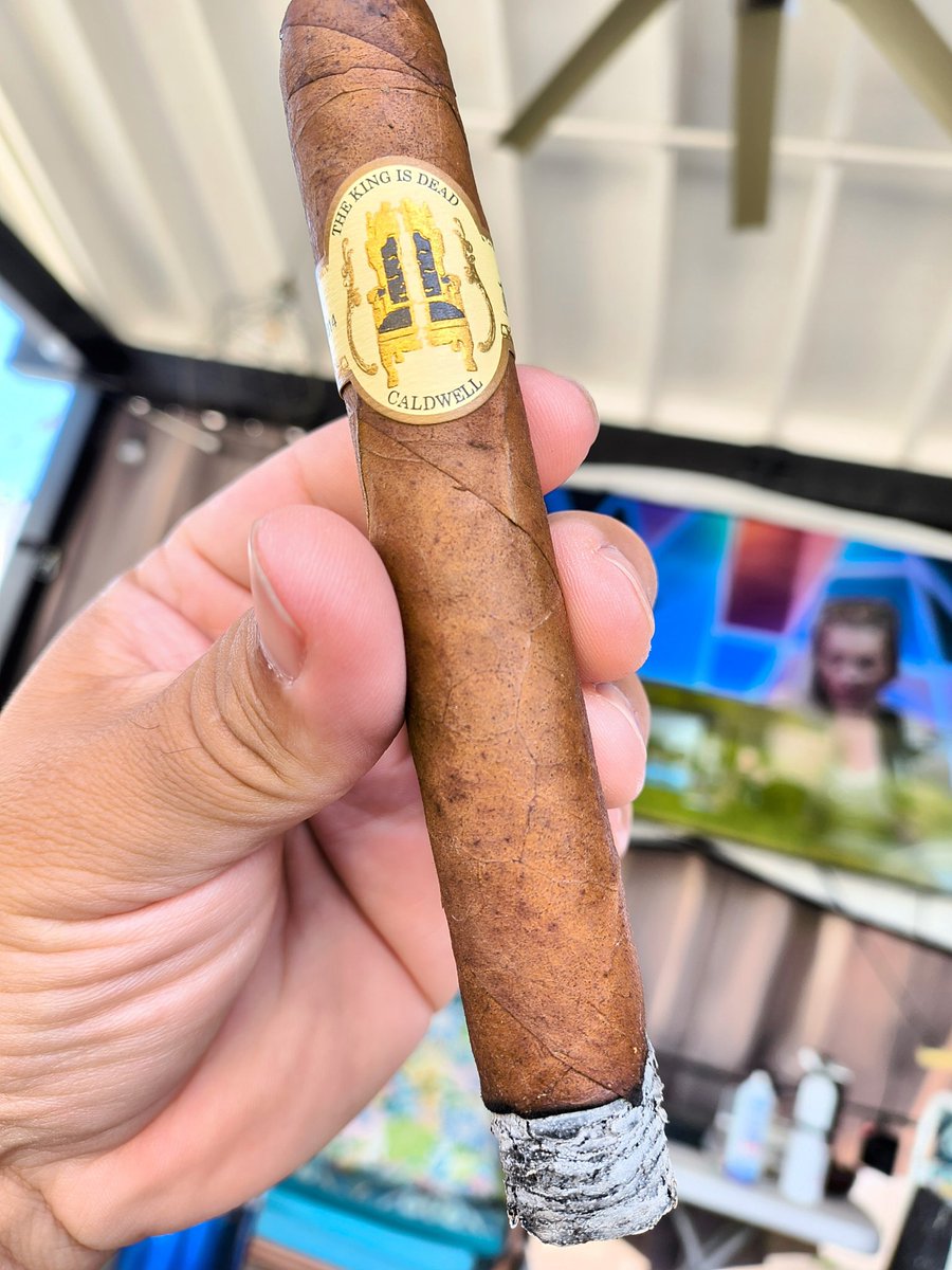 PuffSmokeNAsh's tweet image. Chillaxin with an aged @CaldwellCigars The King Is Dead #Toro with perfect weather today 75° ☀️☀️☀️☀️