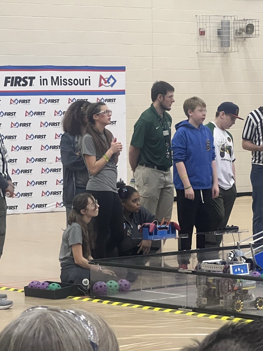 CoachSSeals's tweet photo. Way to push through Red Knights, couple more matches to go in tournament. 💪 @IwaMedusa #stem #firstlikeagirl #womeninstem #ftc #medusa #sirens https://t.co/Wq84IlP0MR