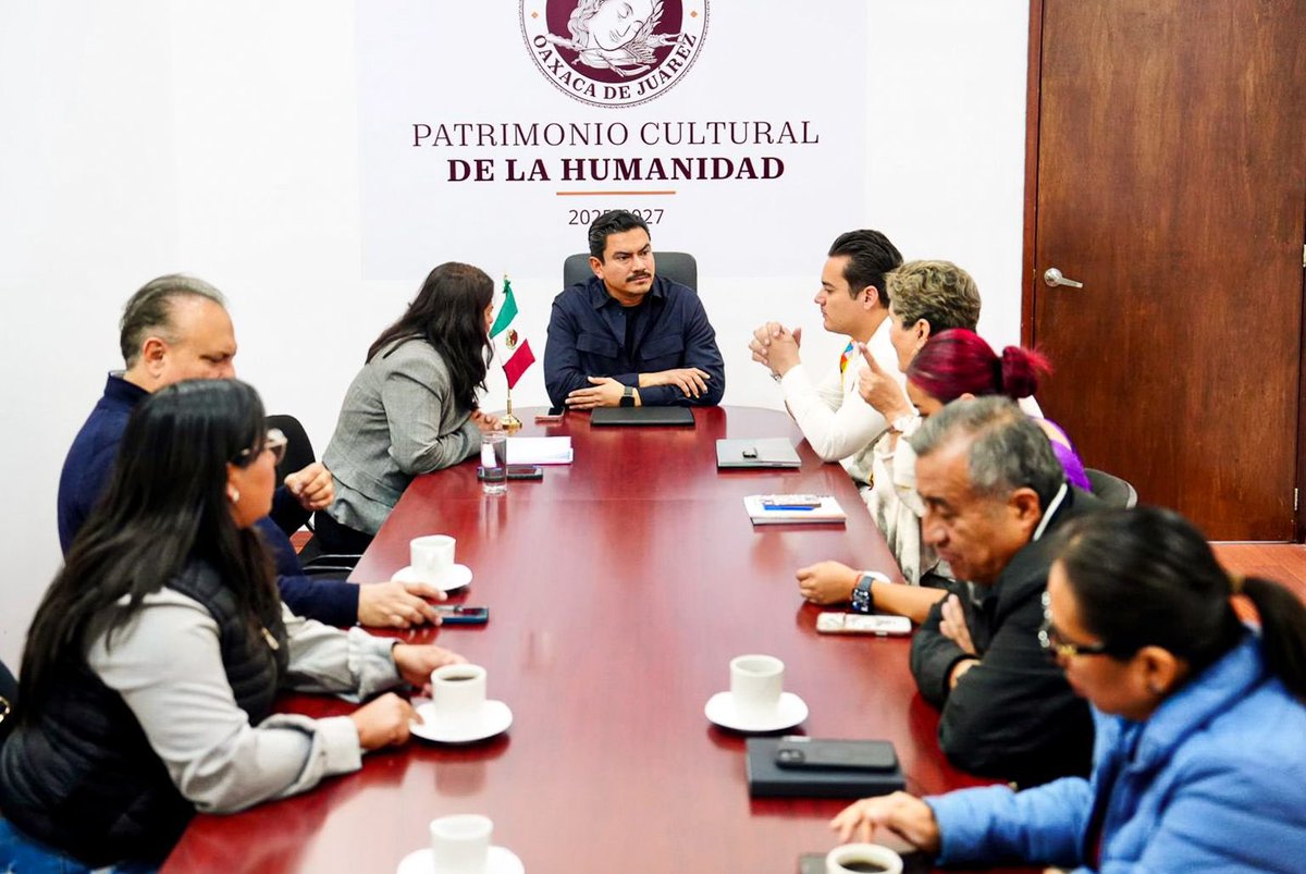 raychagoya's tweet photo. El trabajo en equipo con las y los regidores es clave para avanzar con mayor orden y efectividad en la atención a las vecinas y vecinos. ⚡️

#VecinasYVecinos
#TransformandoJuntosLaCapital
#OaxacaDeJuárez https://t.co/uJxhuinhUx