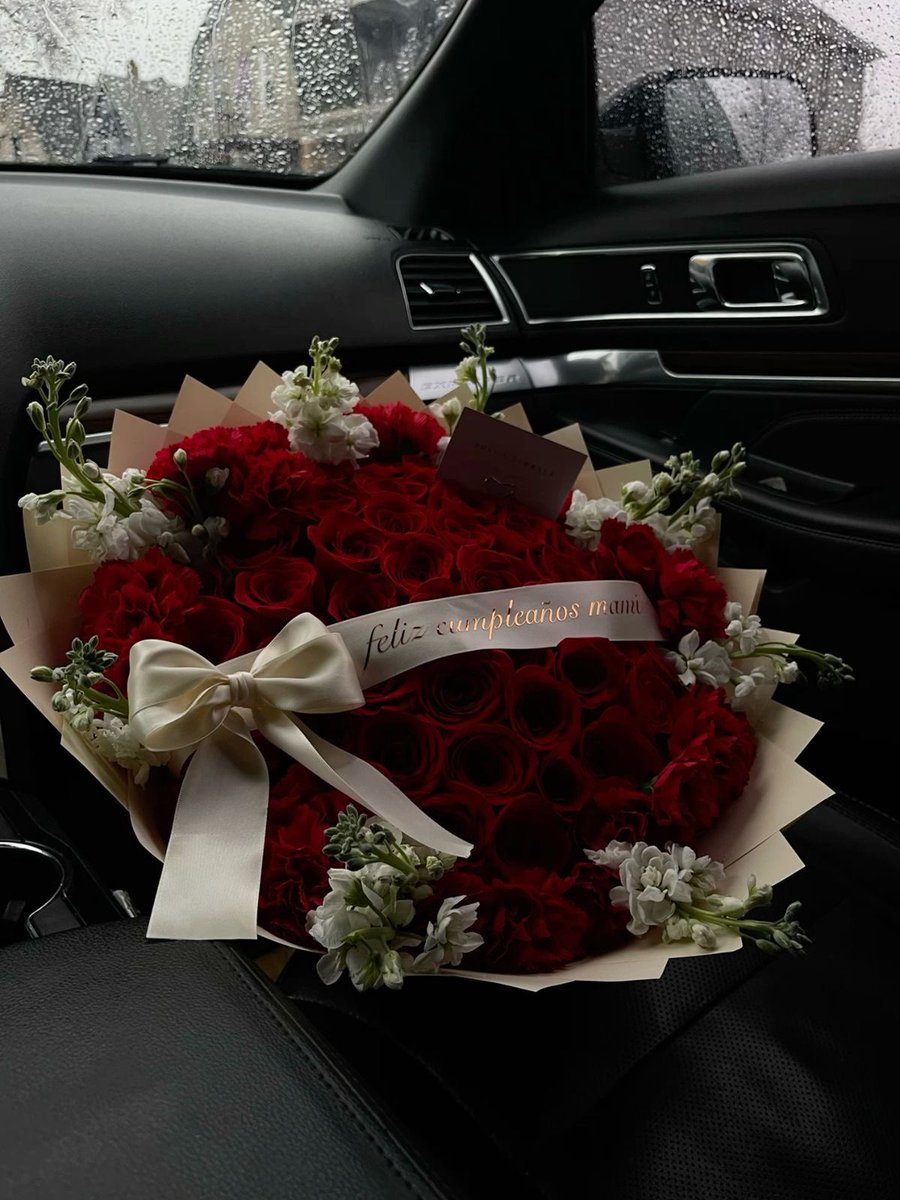 i3Moment's tweet image. Red rose bouquet