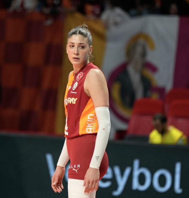 3 sene önce karakter koyup şubenin gidişatını değiştirdi.
Bugün de karakter koyarak yaşanan rezilliklerin bir an önce sona ermesi için mücadele ediyor.
Tribünlere oynamıyor, nabza göre şerbet vermiyor.

Kaptan İlkin Aydın!