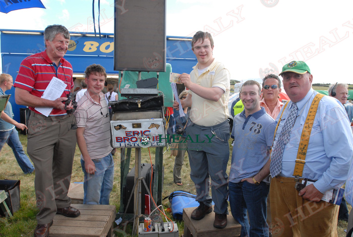 patcashhealy's tweet photo. Dingle Derby Festival 2006 Day 2 @DingleRaces
#20yearsago #archives #fromthearchive #memories #HorseRacing #HealyRacing #ReelingInTheYears #DingleRaces
Bookmaker Berkie Browne @betbrowne2015 and his team.
L-R Brendan "Bobs" Sullivan, Berkie, Brendan Sullivan, David Casey @djcasey7 Sneaky Boo and Mike "Greengrass" Lawlee.
We lost Mike in 2018 and Bobs on New Year's Day this year.
Much Loved and Much Missed ♥️
(c)https://t.co/6ZfMlcRgxt