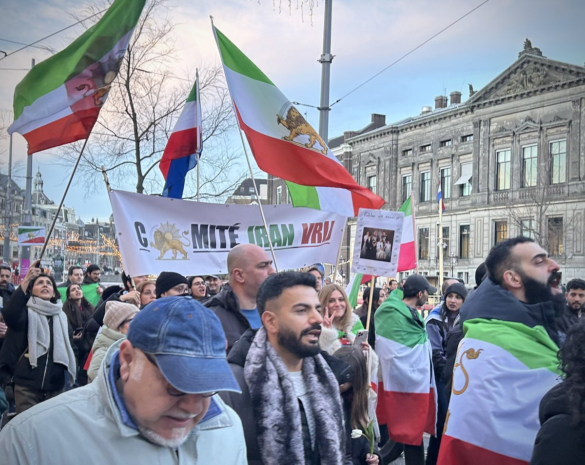 ComiteIranVrij's tweet image. Duizenden demonstreerden vandaag in Amsterdam tegen de massamoorden in #Iran. Leden vh Comité liepen mee vd Dam naar het Museumplein. Daar spraken o.m. @UlysseEllian, @ANanninga en ons bestuurslid #KeyvanShahbazi. Terecht signaleerde Nanninga dat er nauwelijks pers aanwezig was.