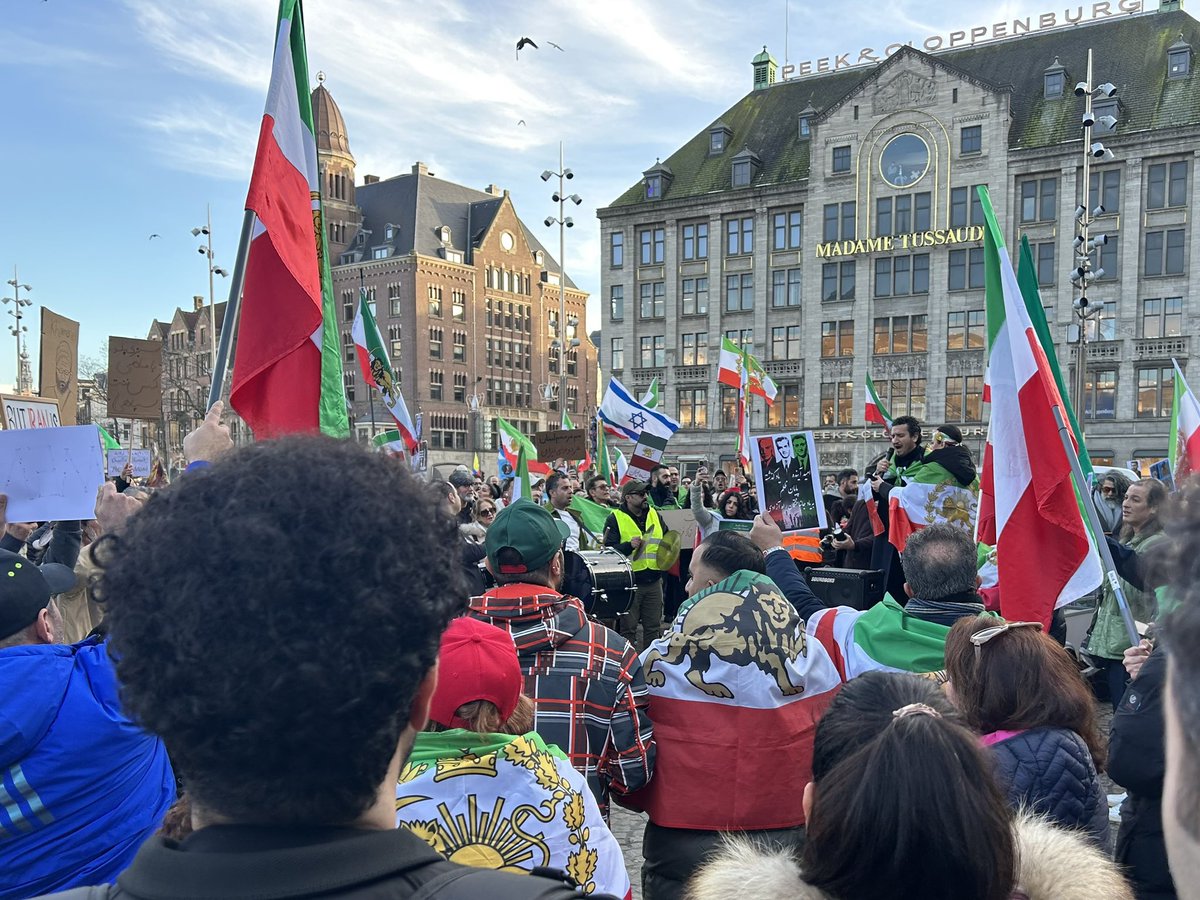 ComiteIranVrij's tweet image. Duizenden demonstreerden vandaag in Amsterdam tegen de massamoorden in #Iran. Leden vh Comité liepen mee vd Dam naar het Museumplein. Daar spraken o.m. @UlysseEllian, @ANanninga en ons bestuurslid #KeyvanShahbazi. Terecht signaleerde Nanninga dat er nauwelijks pers aanwezig was.