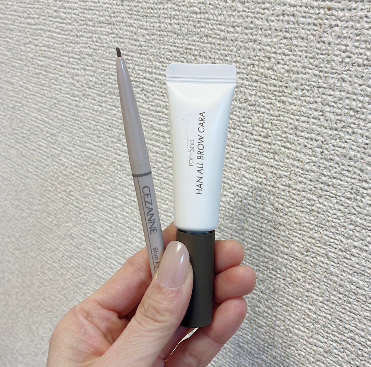 natsu_mind72's tweet image. 眉毛描いた瞬間なぜか10歳老けて昭和の人になる私に、眉サロンのお姉さんが教えてくれた3ステップ。試してみたら、一気に芋っぽさなくなって時代戻った…！「眉頭はぼかす」とか「アーチは45度」とか「パウダーで隙間埋め」とか時間かけるよりも、カンタンに今っぽい眉になれるコツがあって…⤵︎（1/6