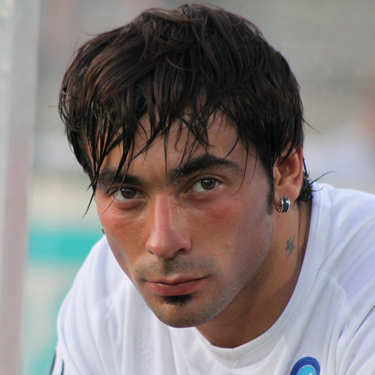 Ma col regolamento attuale quanti rigori si sarebbe guadagnato questo signore qui?

arrivava sulla palla sempre un attimo prima degli altri