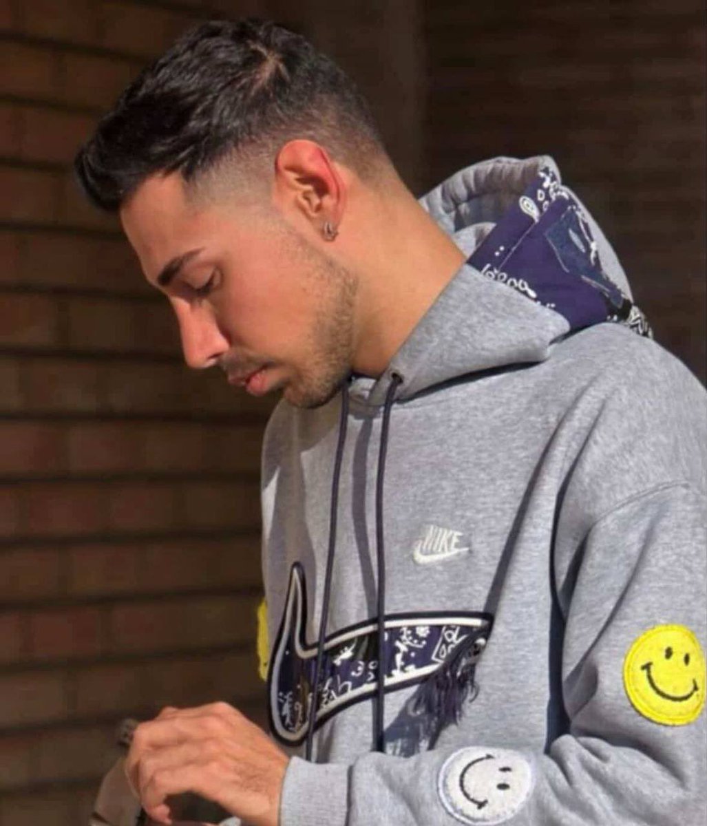 #ناپدیدشدگان
#سینا_پاسیار
٢٢ روز پيش در #شاهین‌شهر دستگير شده
ماشينش رو بعد از ٣ هفته به خانواده پس دادند  ولى از  خودش هيچ خبرى نيست.
#IranMassacre 
#iransilentexecusions