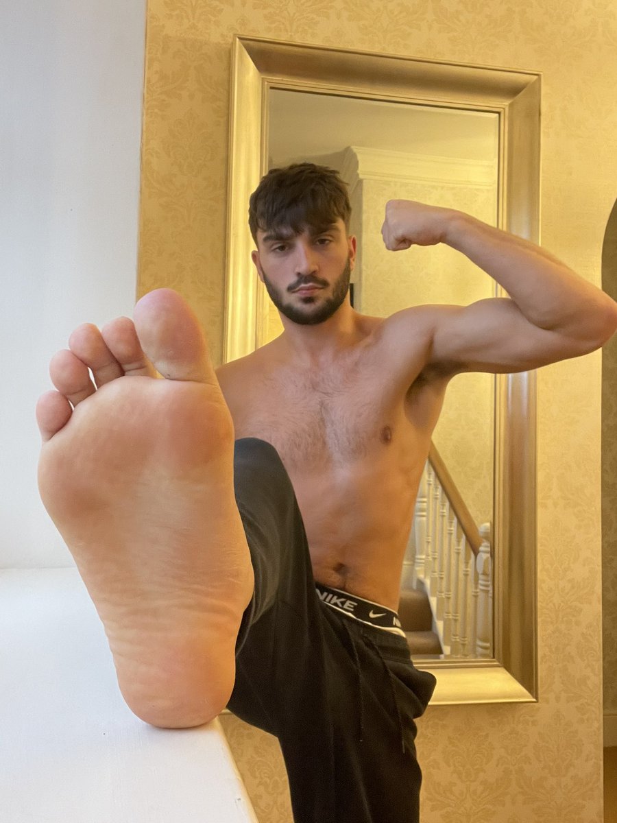 Soles out, pits oozing of my alpha scent and all you can do is know your place like a good little beta, stay on those knees and hand over that cash🙇‍♂️
OF link in comments boys👇