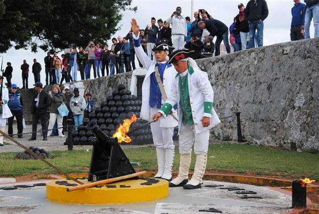 🎉¡Un ritual histórico como nunca antes visto! 🕰️ El Cañón Solar te espera en la Plaza de Armas de la Fortaleza San Carlos de la Cabaña. Un evento que te transportará al siglo XIX. Sábados y domingos a las 11:00 a.m. ¡No te lo pierdas! ✨

 #CubaMágica #CubaUnica #CubaTravel