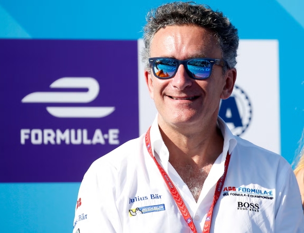 FonsiLoaiza's tweet image. Se llama Alejandro Agag y es yerno del expresidente José Mª Aznar. Se afilió a NNGG del PP con 18 años, fue ayudante personal del que sería su suegro y eurodiputado del PP. Fundó la Fórmula-E y aparece en la lista de contactos del pedófilo Epstein para financiar la competición.