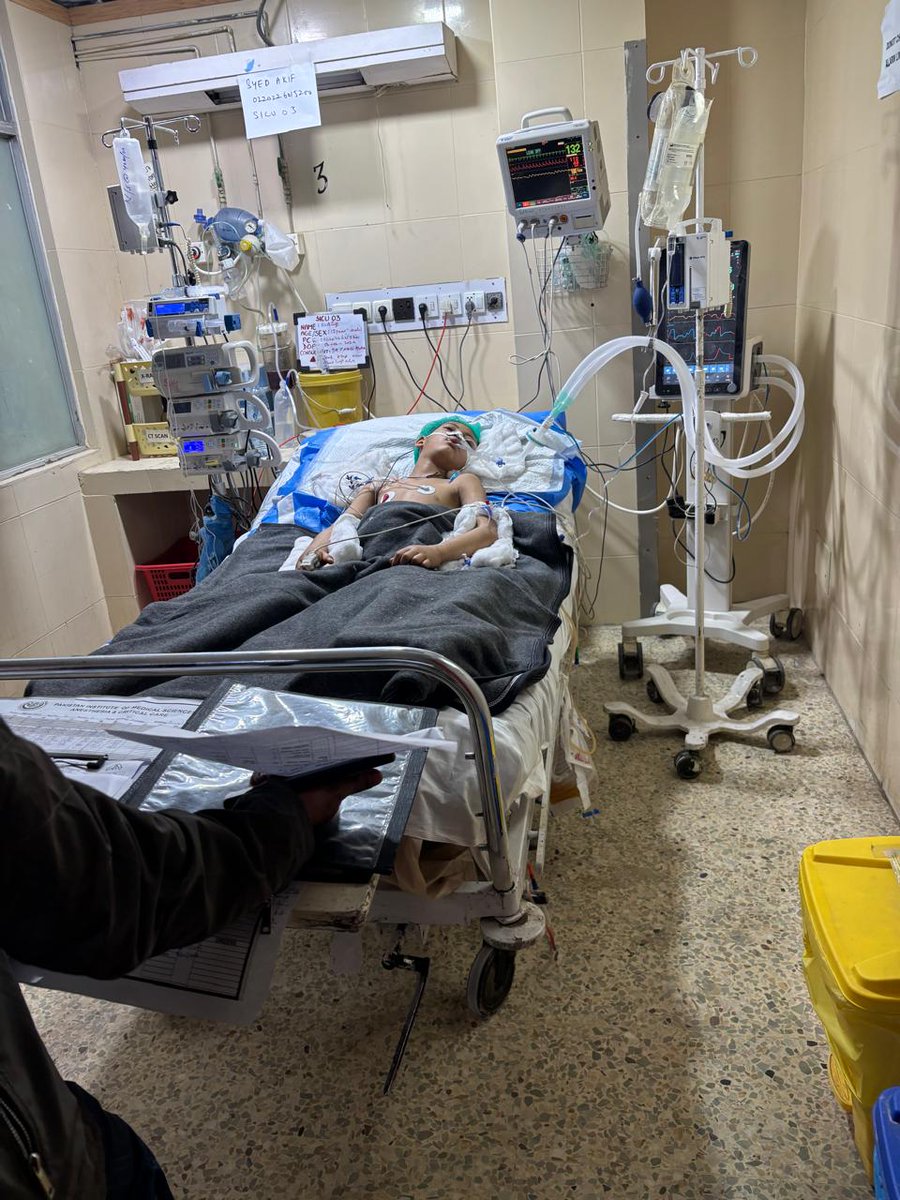 ZainnTuri's tweet photo. 💔
یہ معصوم بچہ اپنے دادا کے ساتھ نماز کے لیے گئے تھے۔
دھماکے میں ان کے دادا سید جمیل حسین شہید ہو گئے
جبکہ سید عاکف اس وقت پمز ہسپتال  میں وینٹیلیٹر پر ہیں اور زندگی و موت کی کشمکش میں ہیں۔ 
#tarlaiblast #StopShiaGenocide https://t.co/HBslWk392j