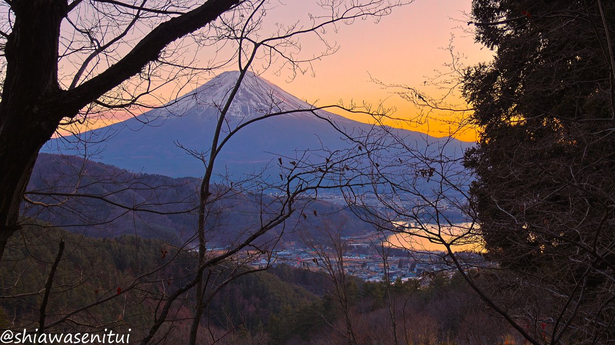 空の色と湖面の色と。

河口湖の高台から街並みと湖が見える場所。
富士山は相変わらず美しい。#富士山 #MtFuji #ｷﾘﾄﾘｾｶｲ
2026/2/6 17:30
The colors of the sky and the lake
From a hill overlooking Lake Kawaguchi, you can enjoy a panoramic view of the city and the lake.
Mount Fuji