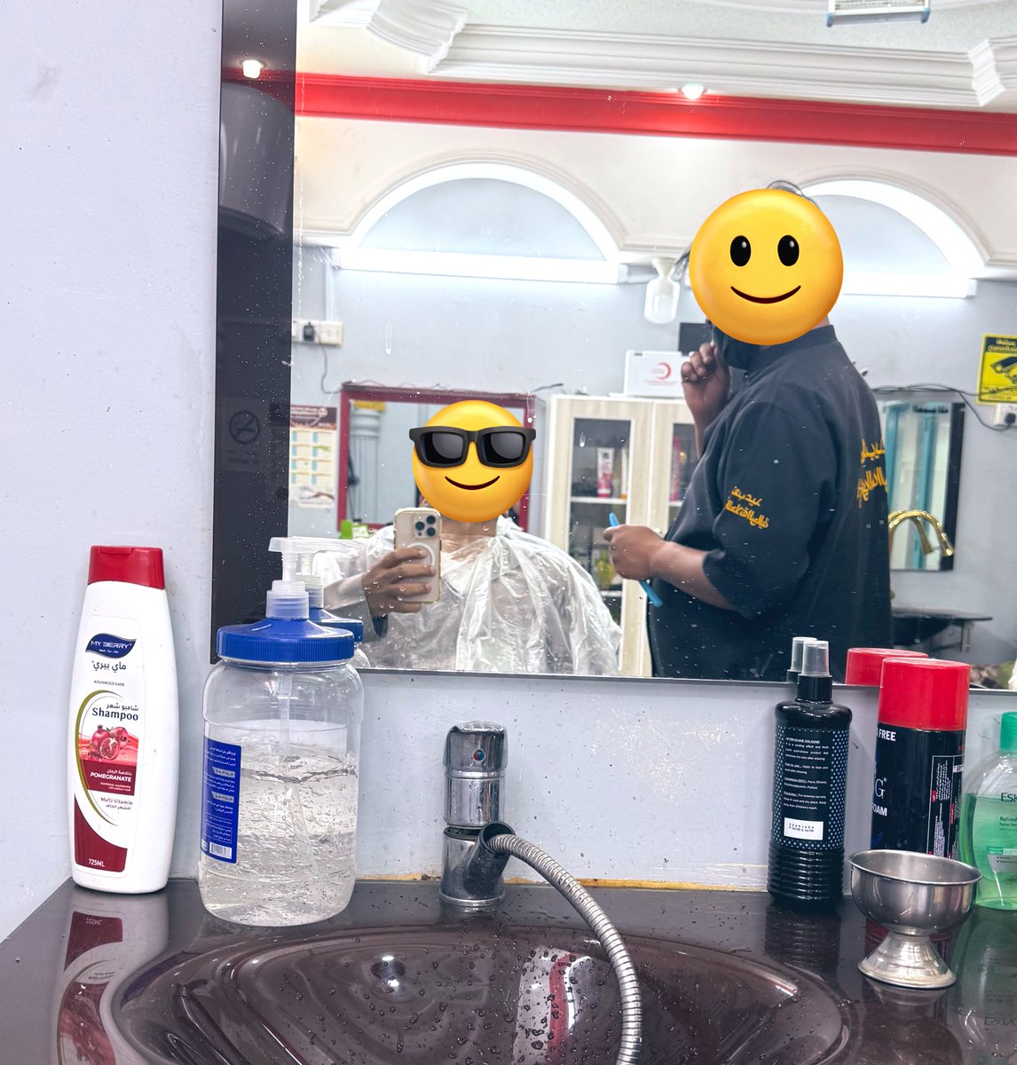 واحد من اساسيات ومباديء نظرية الجدران الأربعة إنه تحلق عند حلاق أي كلام.