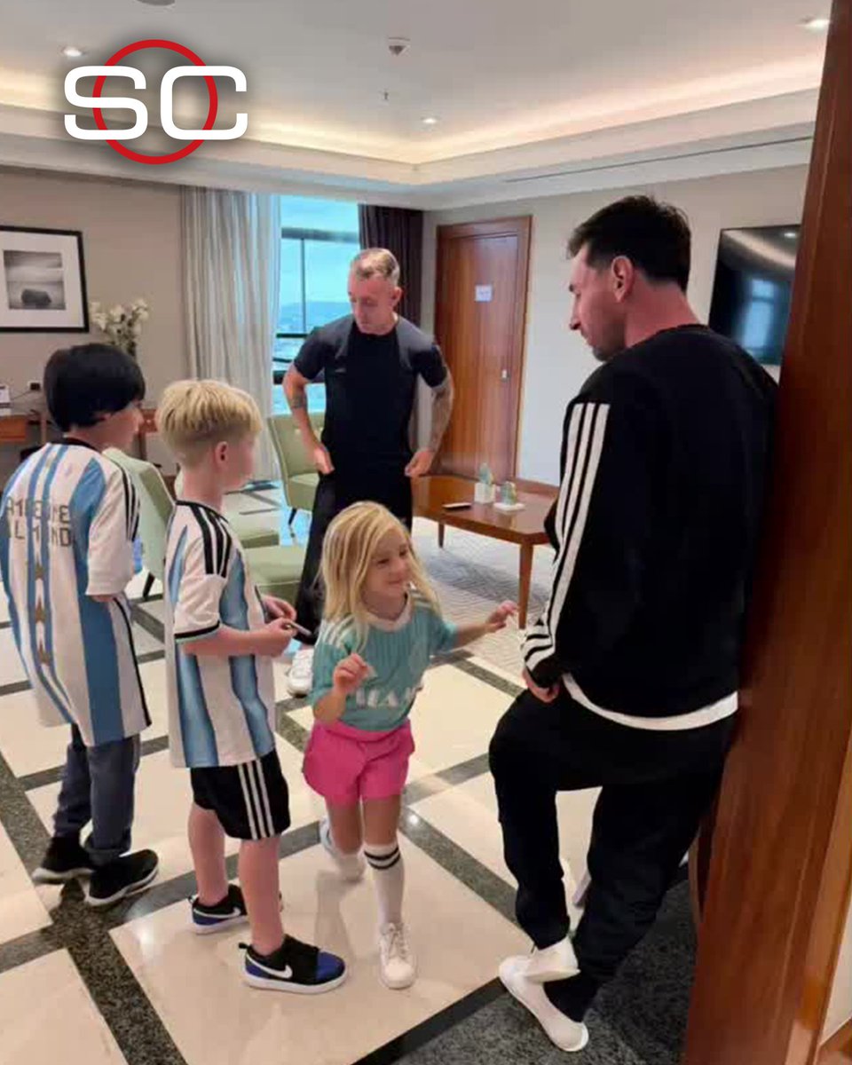 ¡CUMBRE DE 🔟 TALENTOSOS! Encuentro entre Leo Messi y el Kitu Díaz en Ecuador en la previa al partido entre Barcelona e Inter Miami. ¡Momento inolvidable para los hijos del Kitu! ⚽❤️
